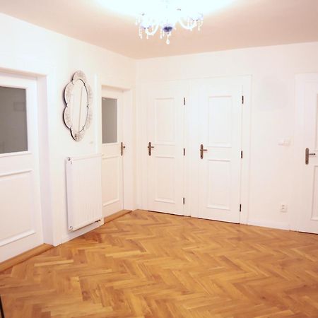 At The Blue Lion & Parking Assistance Apartment Praha Bagian luar foto