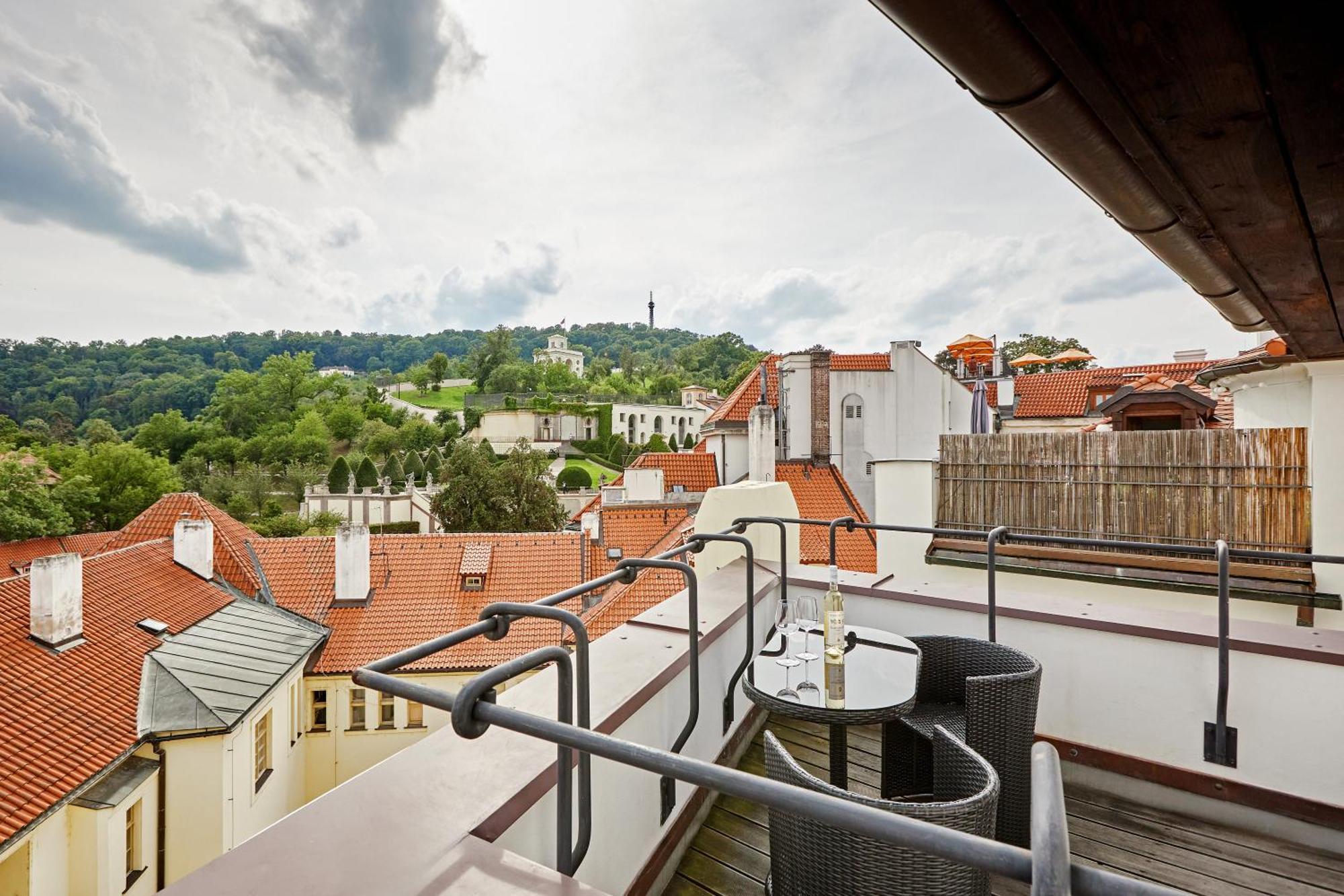 At The Blue Lion & Parking Assistance Apartment Praha Bagian luar foto