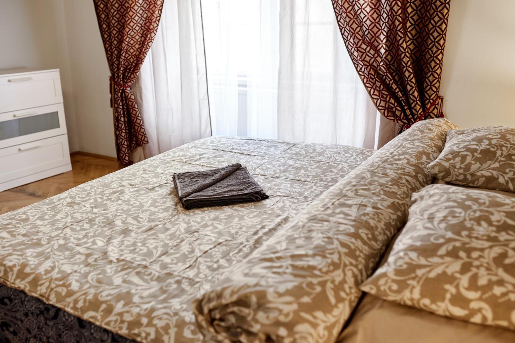 At The Blue Lion & Parking Assistance Apartment Praha Bagian luar foto