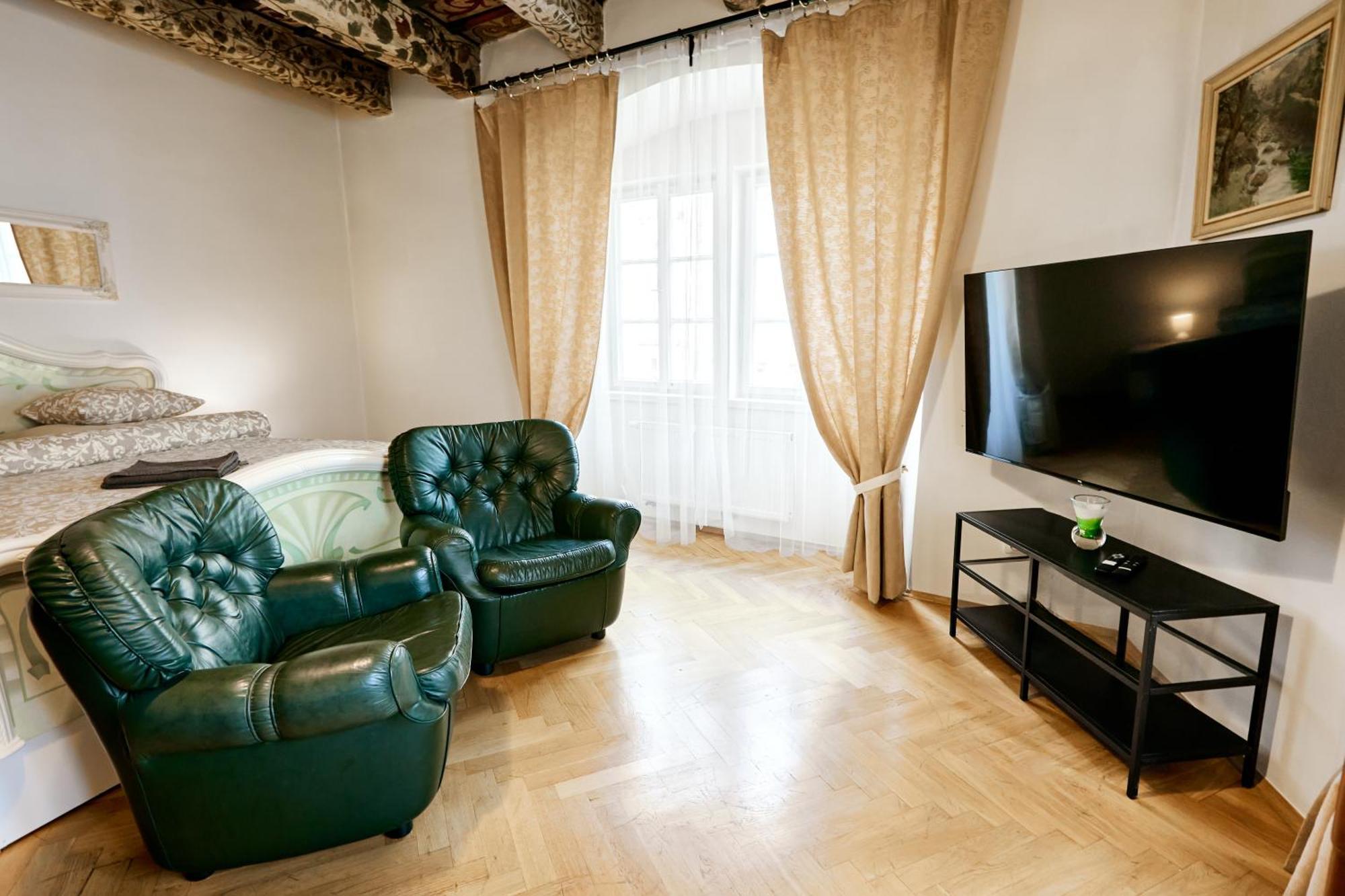 At The Blue Lion & Parking Assistance Apartment Praha Bagian luar foto