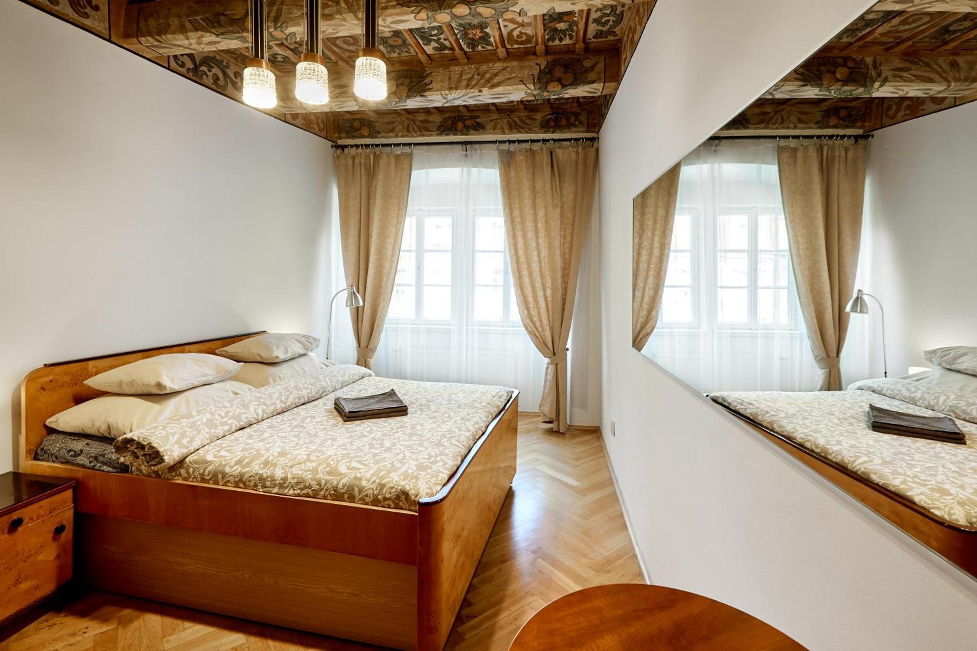 At The Blue Lion & Parking Assistance Apartment Praha Bagian luar foto