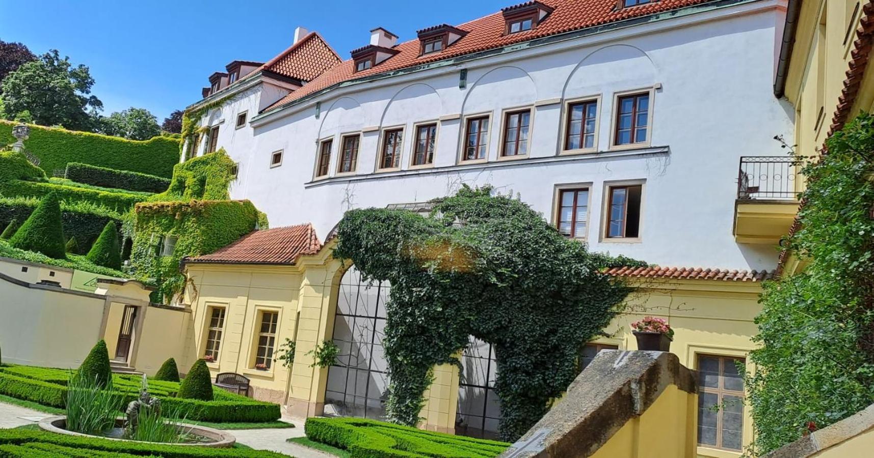 At The Blue Lion & Parking Assistance Apartment Praha Bagian luar foto