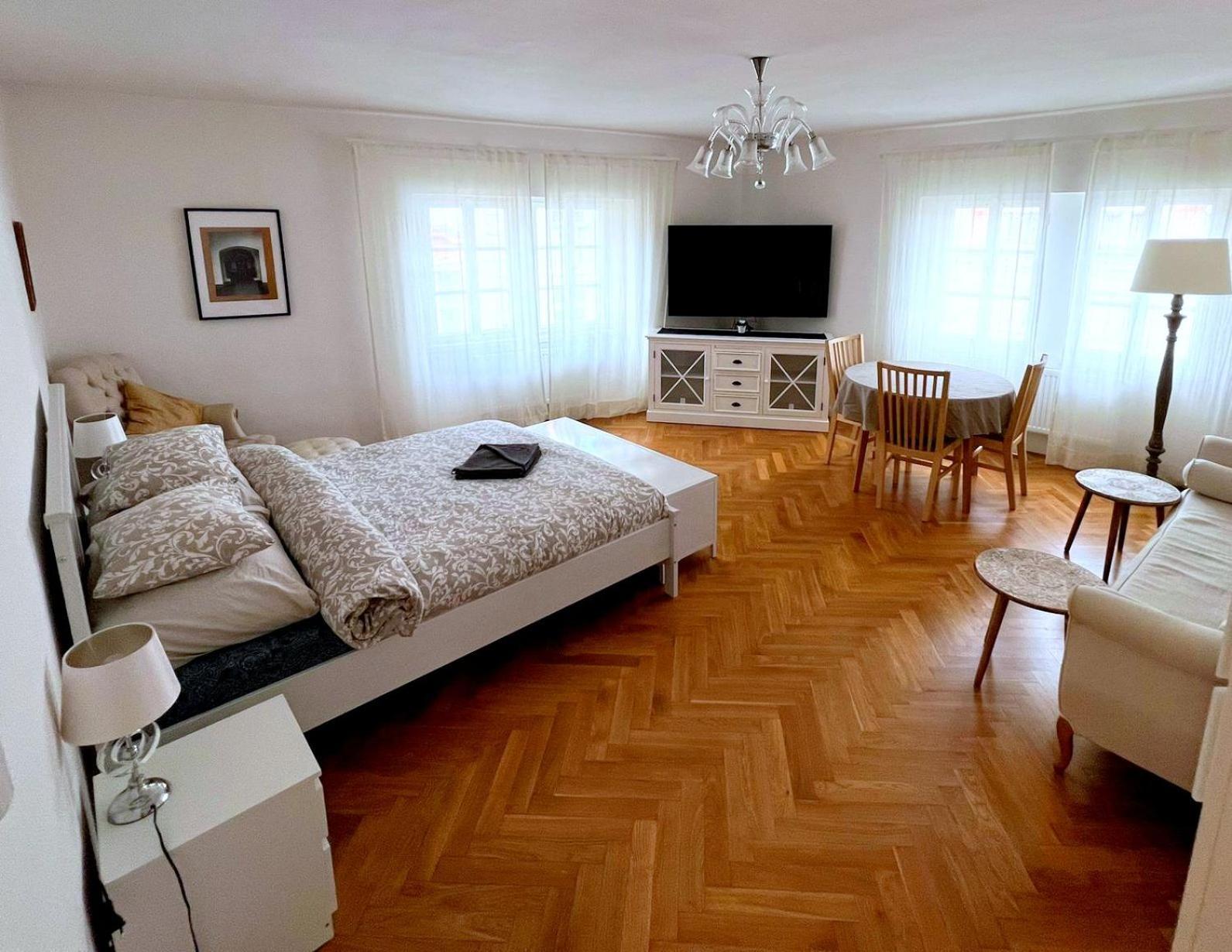 At The Blue Lion & Parking Assistance Apartment Praha Bagian luar foto