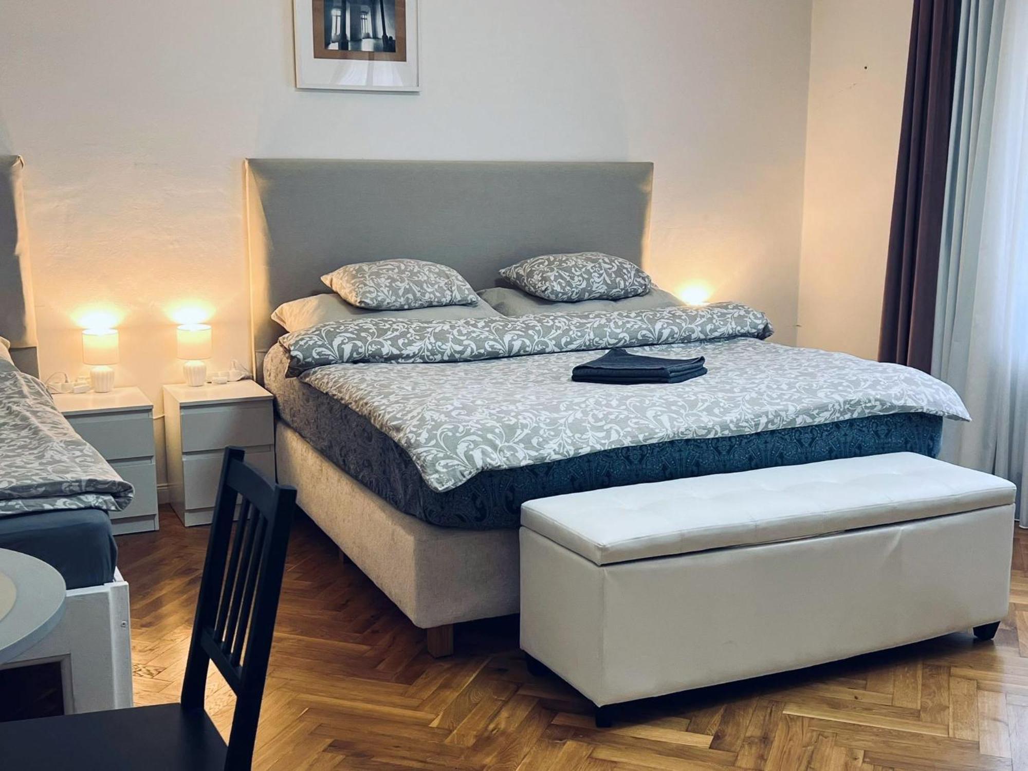 At The Blue Lion & Parking Assistance Apartment Praha Bagian luar foto
