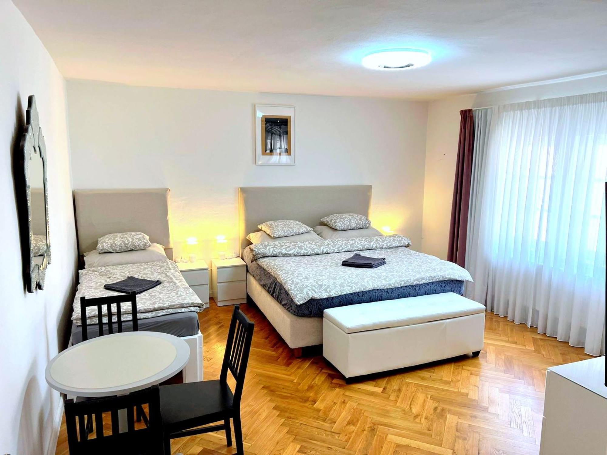 At The Blue Lion & Parking Assistance Apartment Praha Bagian luar foto