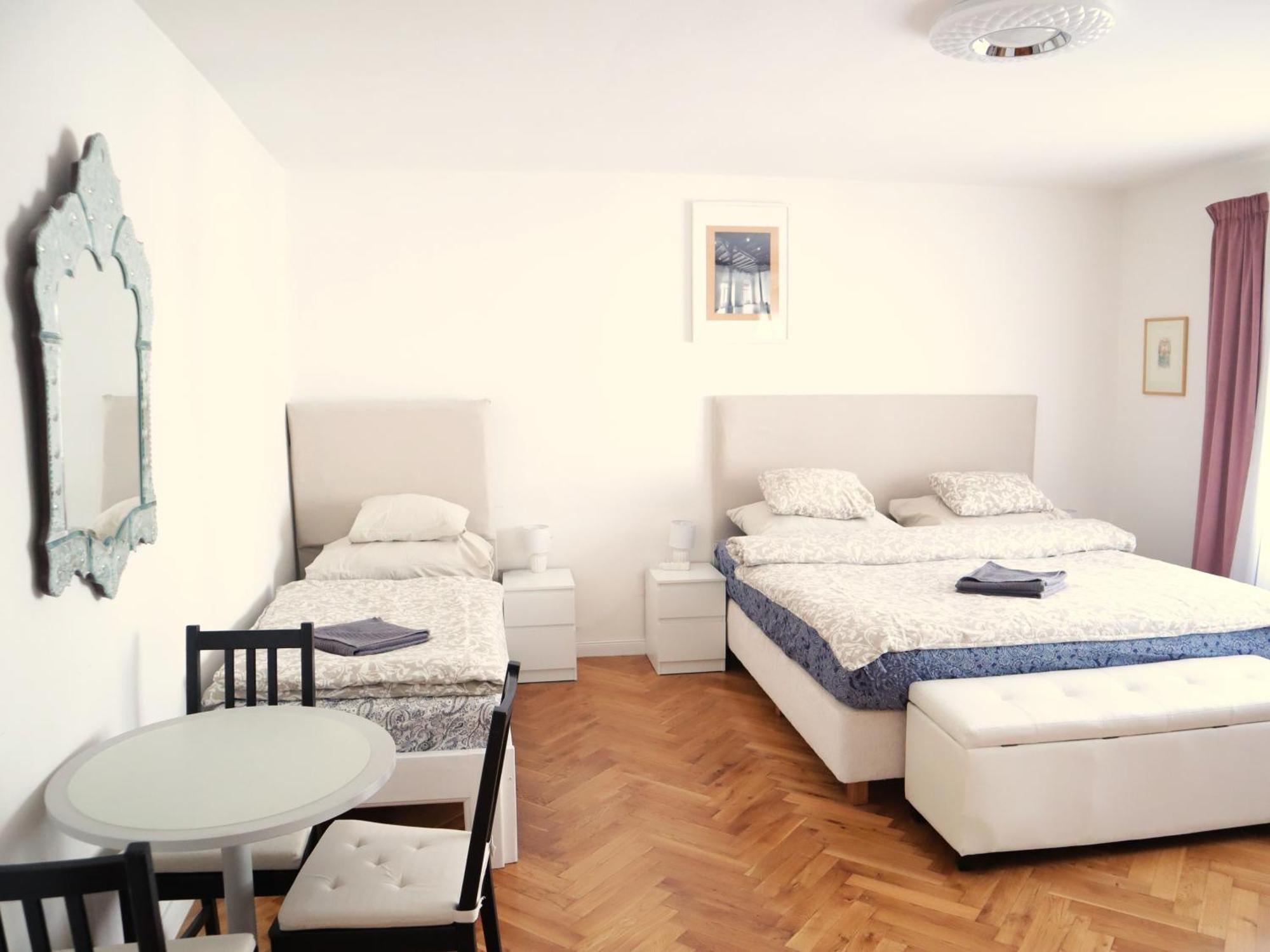 At The Blue Lion & Parking Assistance Apartment Praha Bagian luar foto