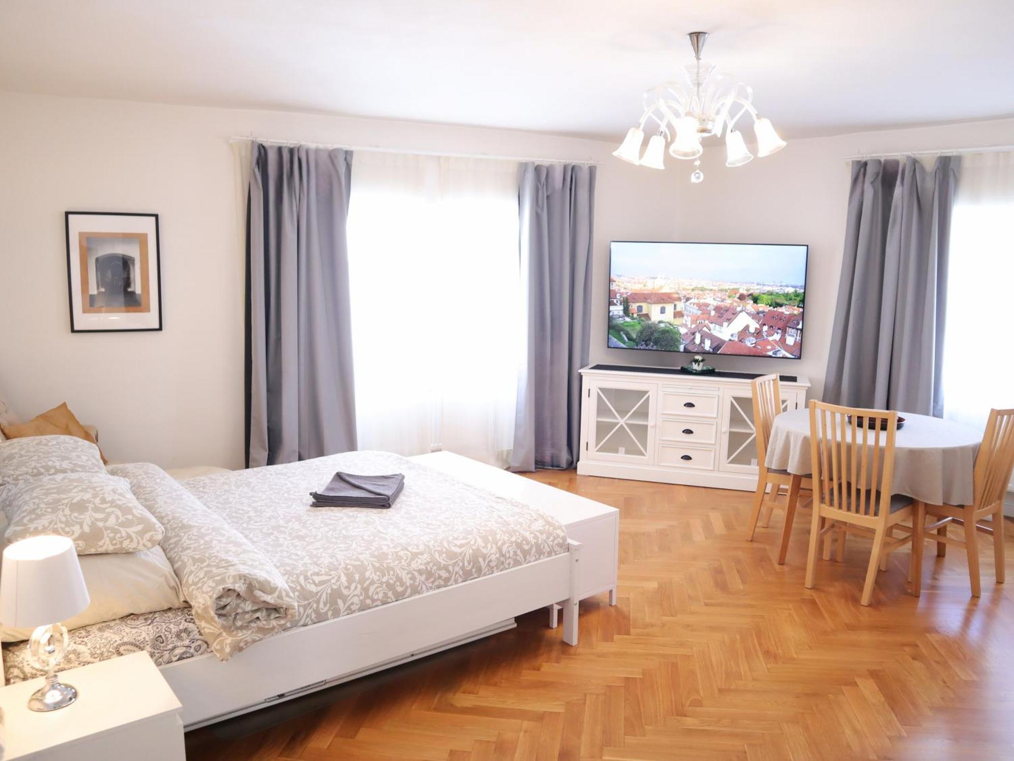 At The Blue Lion & Parking Assistance Apartment Praha Bagian luar foto